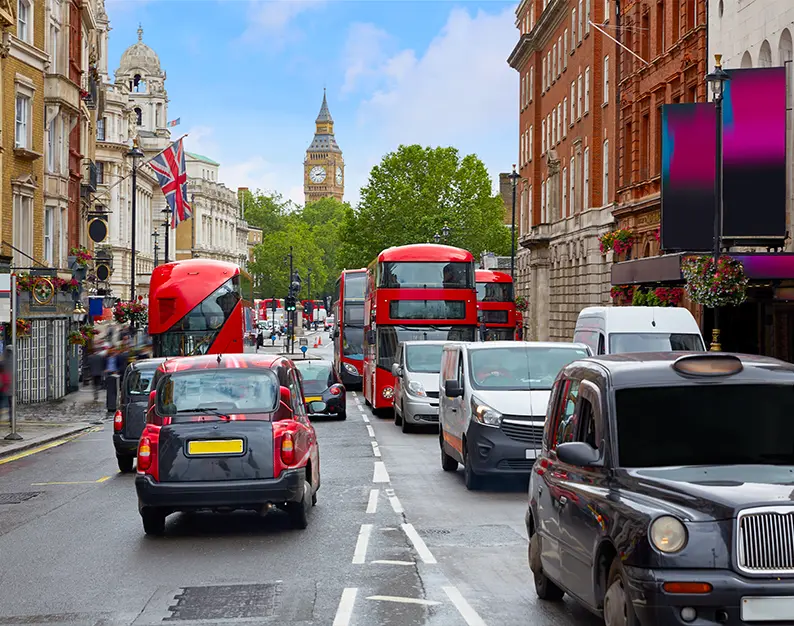 Táxi londrino nas ruas de Londres